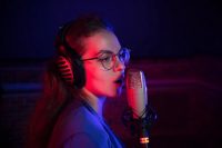 Do Open Back Headphones Leak Sound Into Mics? | Playbutton