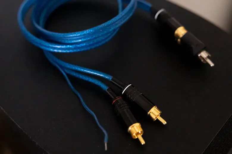 Connectors on subwoofer cable