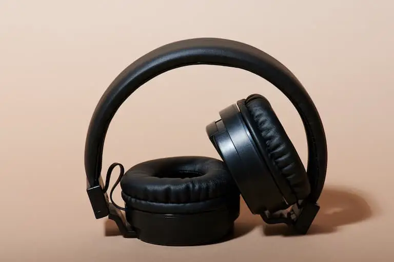 Wireless headphones with static noise